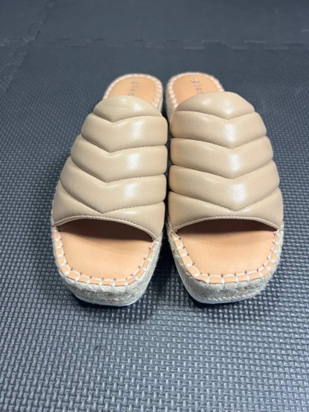 Gianni Bini Tan Quilted Slide Sandals Espadrille Platform Size 9.5M Leather Uppe - Picture 1 of 5